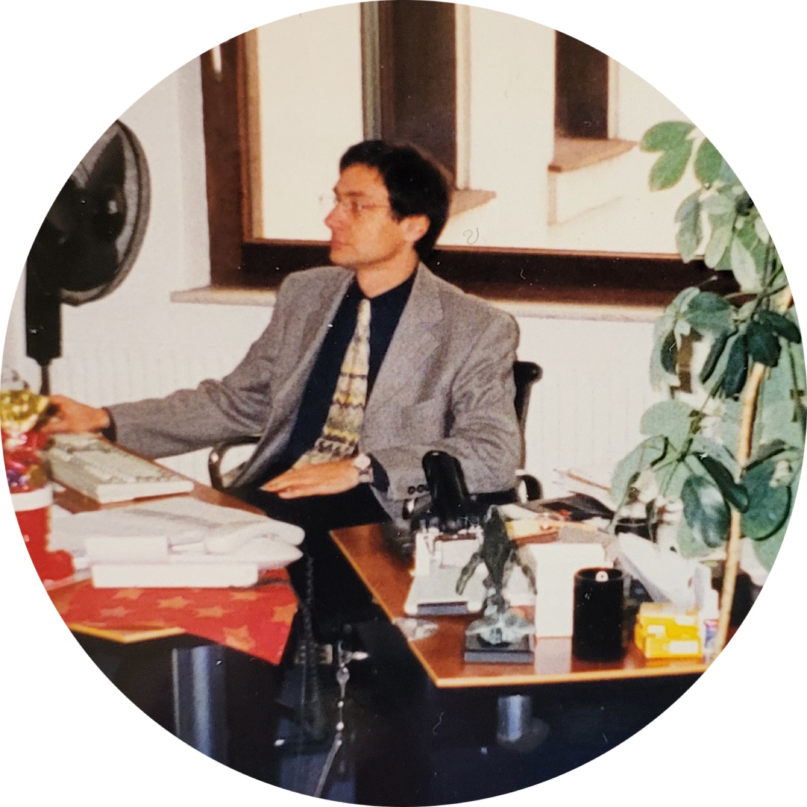 Dr. Rainer Schaefer im Büro, um 2000