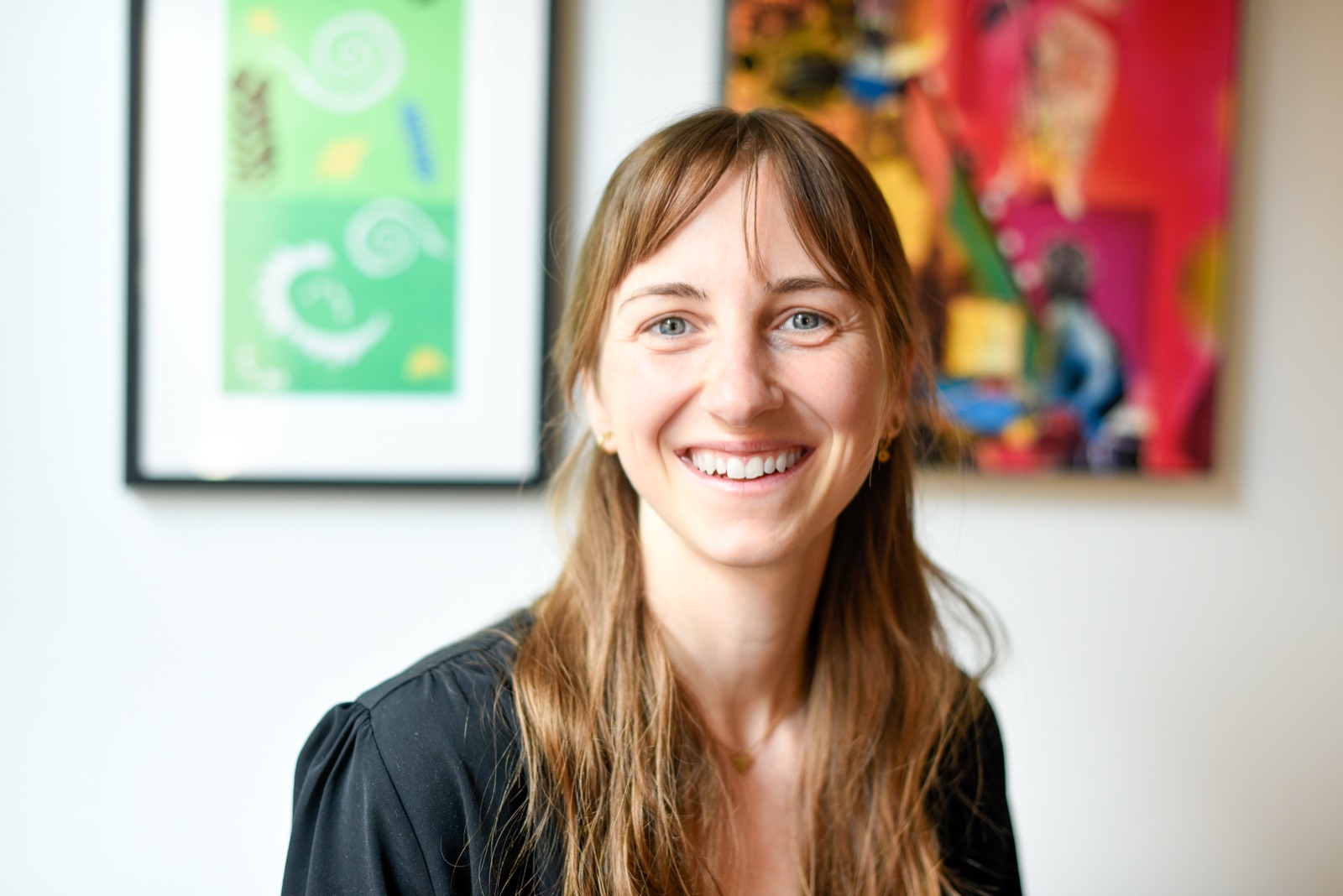 Hanna Malkwitz, Immobilienmaklerin (IHK) bei Dr. Schaefer Immobilien, lächelt freundlich in die Kamera.