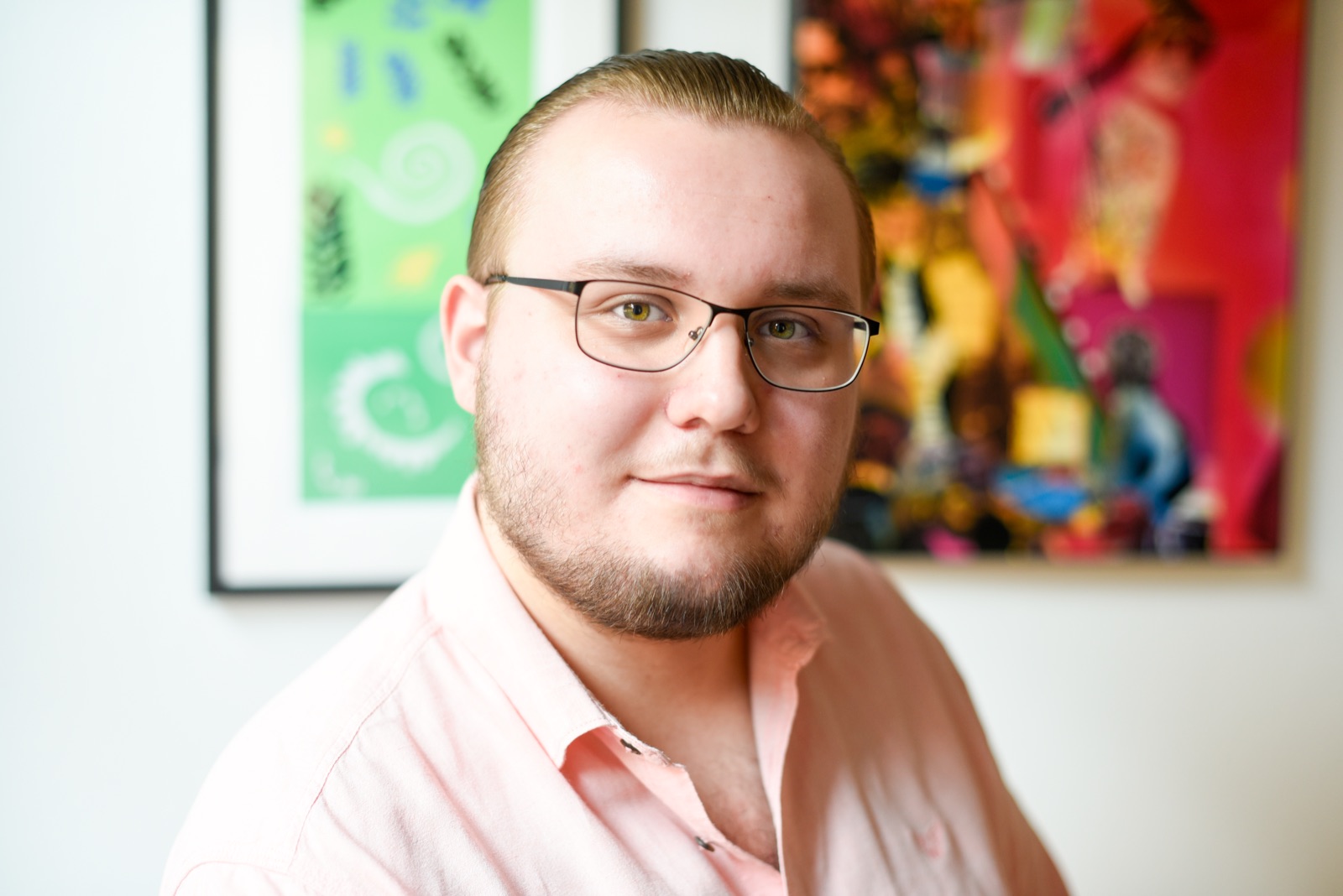 Erik Sehatschek, Immobilienmakler bei Dr. Schaefer Immobilien, in einem freundlichen Portrait.