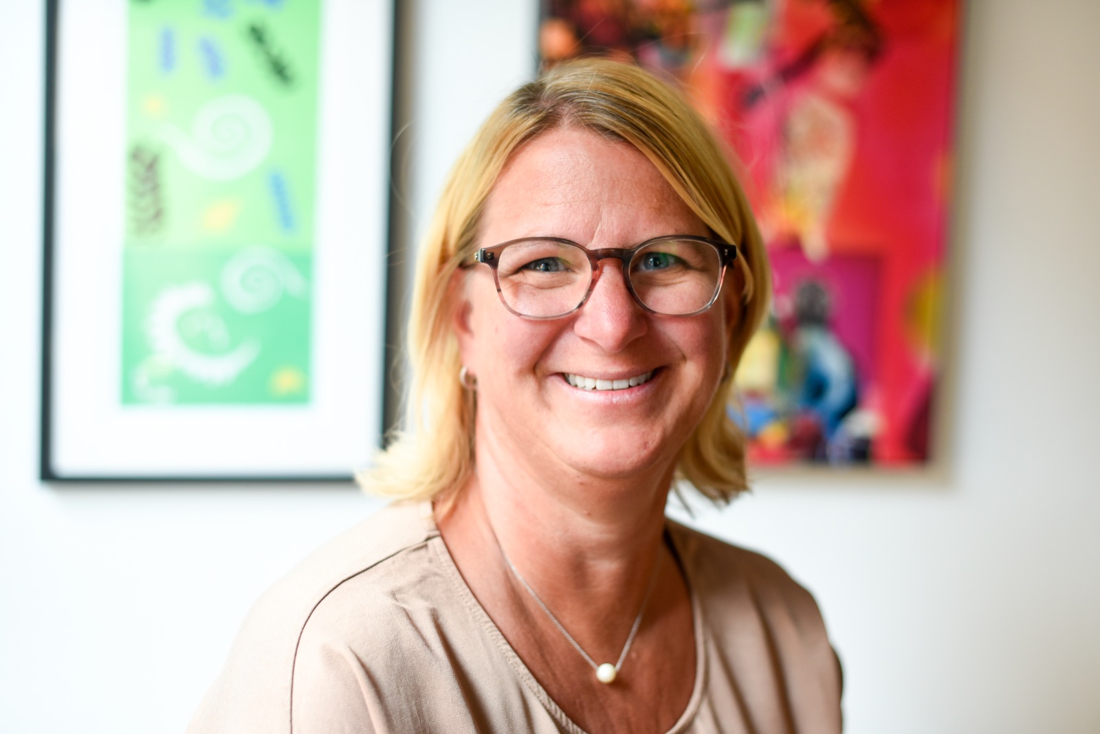 Christine Strauß aus dem Team von Dr. Schaefer Immobilien in einem freundlichen Portrait.